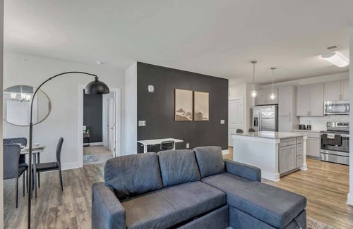 Hayes Apartamento | Luxe King 3BR Suite Mins to Downtown Durham!