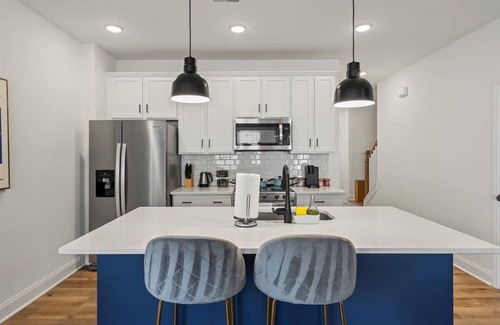 Paw Creek Casa | Luxe King 3BR Townhouse Mins to Uptown CLT NC!