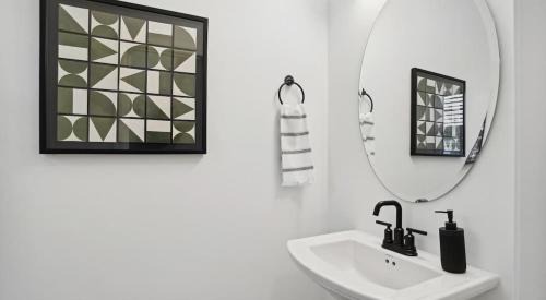 Paw Creek Casa | Luxe King 3BR Townhouse Mins to Uptown CLT NC