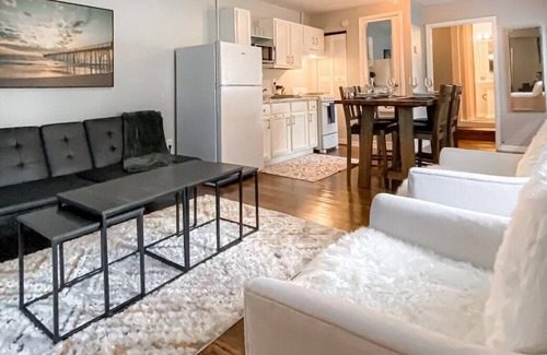 Hattiesburg Apartamento | LUXE King Suite Cottage