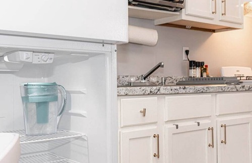 Hattiesburg Apartamento | LUXE King Suite Cottage