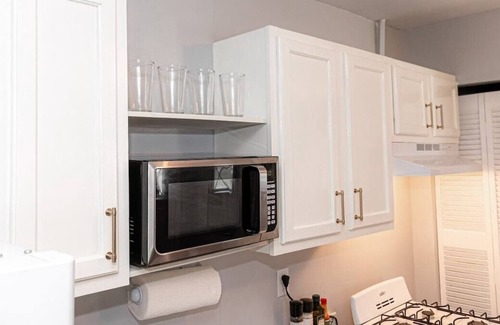 Hattiesburg Apartamento | LUXE King Suite Cottage