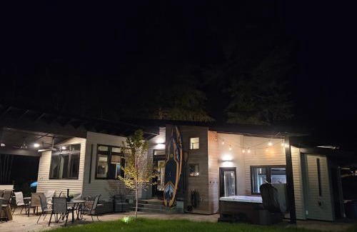Mossyrock Casa | Luxe Lake Cabin Hot tub Grill Firepit EV charger