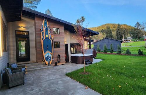 Mossyrock Casa | Luxe Lake Cabin Hot tub Grill Firepit EV charger