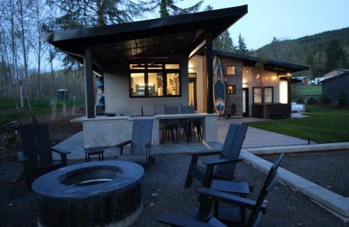 Mossyrock Casa | Luxe Lake Cabin Hot tub Grill Firepit EV charger