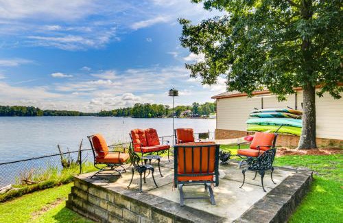 Chapin Apartamento | Luxe Lakefront Apartment with Shared Pool and Dock!
