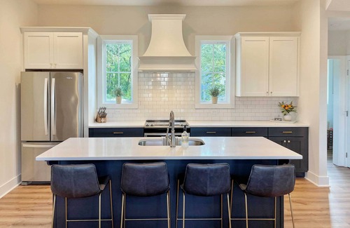 Dadeville Casa | Luxe Lakefront Getaway w/ Porch + Water View!