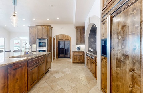 Horseshoe Bay West Casa | Luxe lakefront retreat with private pool, spa, lakeside terrace, gourmet kitchen