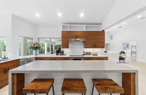 Palm River Estates Casa | LUXE Lakeside Living w/ Pool & Spa, 3 Kings, Grill