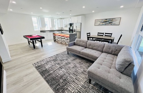 Valley Glen Casa | LUXE LIVING