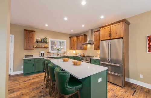 Massanutten Casa | Luxe Lodge Designer Decorated Sleeps 16 Hot Tub Decks w/ Slope views