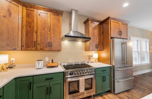 Massanutten Casa | Luxe Lodge Designer Decorated Sleeps 16 Hot Tub Decks w/ Slope views
