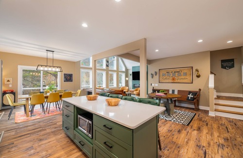 Massanutten Casa | Luxe Lodge Designer Decorated Sleeps 16 Hot Tub Decks w/ Slope views