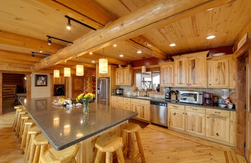 Madison County Cabina | ¡NUEVO! Teton Mtn Luxe Lodge: ¡Retiro grupal grande!