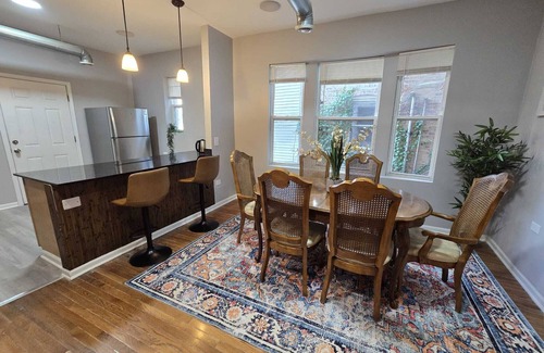 Woodlawn Apartamento | Luxe Loft vibe –4BR/3BA Apt– King Suite-11 minutes from downtown-Families-Groups