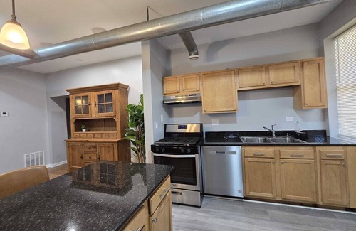 Woodlawn Apartamento | Luxe Loft vibe –4BR/3BA Apt– King Suite-11 minutes from downtown-Families-Groups