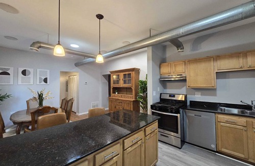Woodlawn Apartamento | Luxe Loft vibe –4BR/3BA Apt– King Suite-11 minutes from downtown-Families-Groups