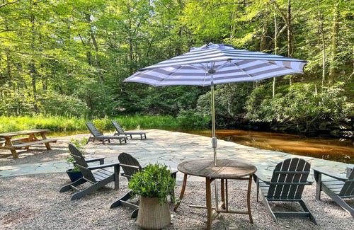 Ellenville Casa | Luxe Log Cabin w NEW HEATED SALTWATER POOL