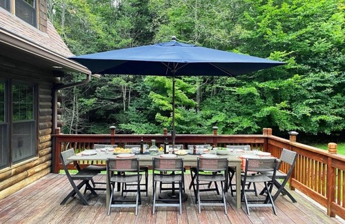 Ellenville Casa | Luxe Log Cabin w NEW HEATED SALTWATER POOL