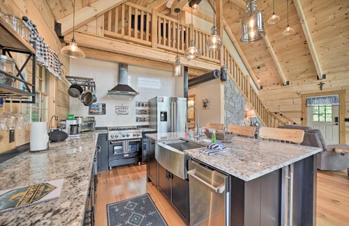 Maggie Valley Casa | Luxe Log Cabin with Modern Finishes and Mtn Views
