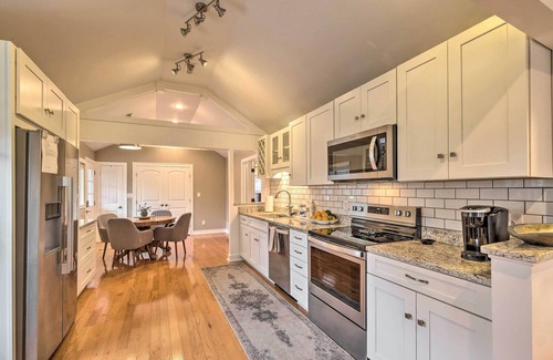 Lyndon Casa | Luxe Lyndon Home < 11 Mi to Dtwn Louisville!