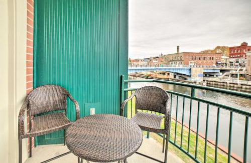Manistee Apartamento | Luxe Manistee Condo with Balcony and River Views!