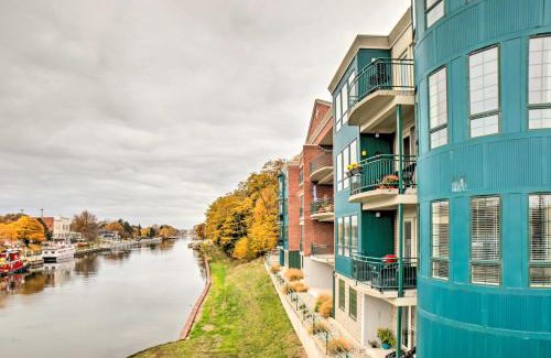 Manistee Apartamento | Luxe Manistee Condo with Balcony and River Views!
