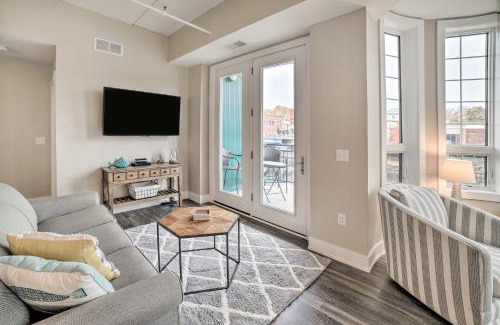 Manistee Apartamento | Luxe Manistee Condo with Balcony and River Views!