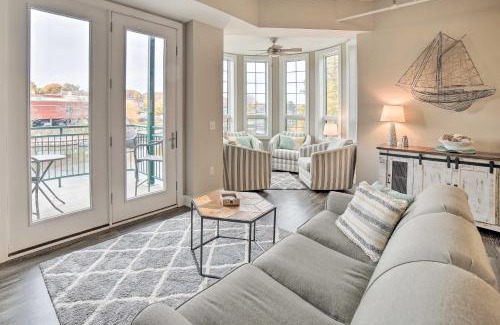 Manistee Apartamento | Luxe Manistee Condo with Balcony and River Views!