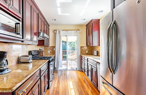 Menlo Park Casa | Luxe Menlo Park 4BR w/ Patio & Yard, nr Tech HQ & Hikes, by Blueground