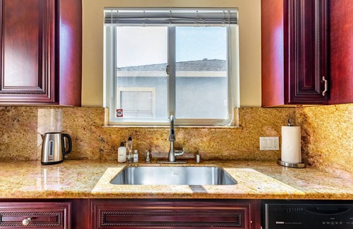 Menlo Park Casa | Luxe Menlo Park 4BR w/ Patio & Yard, nr Tech HQ & Hikes, by Blueground