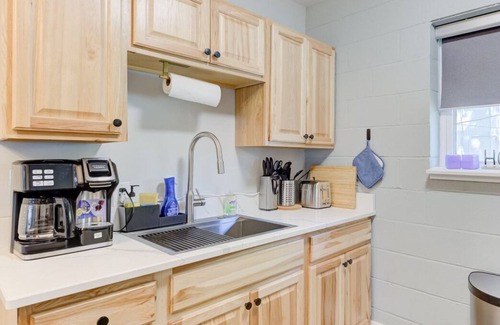 Downtown Memphis Apartamento | Luxe Modern loft w/King Bed, Free Parking & Wi-Fi
