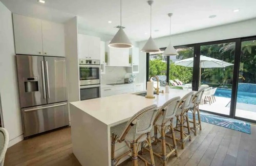 Lake Ida Shores Casa | Luxe Modern Villa 4 Bedroom Ensuites/ Walk Downtown