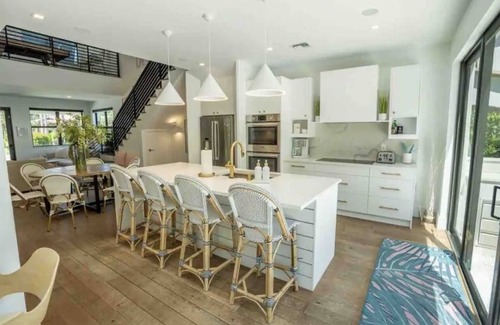 Lake Ida Shores Casa | Luxe Modern Villa 4 Bedroom Ensuites/ Walk Downtown