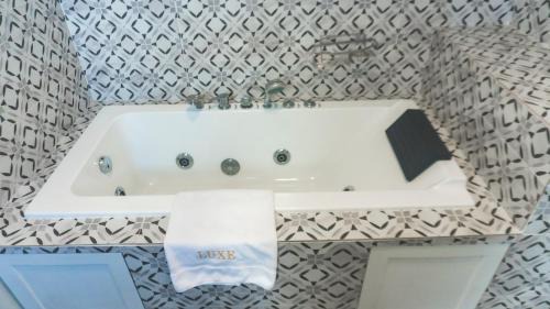 Lance aux Epines Apartamento | LUXE MORDERN RESIDENTIAL LIVING INC.
