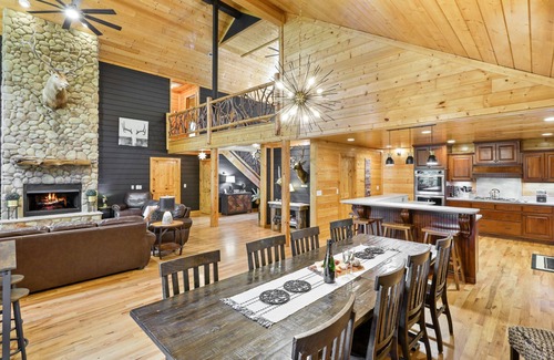 Morganton Cabina | ~ Southern Hospitality Lodge, 5 REY BR !!Queen Bunk Rm, Luxury, Game Rm, Firepit