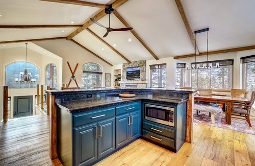 South Lake Tahoe Casa | Luxe Mountain Chalet - Hot tub, Man Cave, Foosball, Peloton