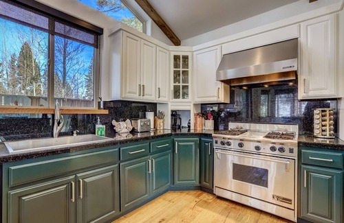 South Lake Tahoe Casa | Luxe Mountain Chalet - Hot tub, Man Cave, Foosball, Peloton