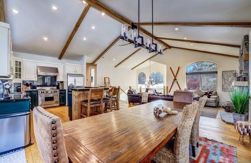 South Lake Tahoe Casa | Luxe Mountain Chalet - Hot tub, Man Cave, Foosball, Peloton