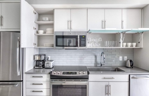 Buzzard Point Apartamento | Luxe Navy Yard Jr 1BR w/ EV Charging & Gym, nr Sports, by Blueground