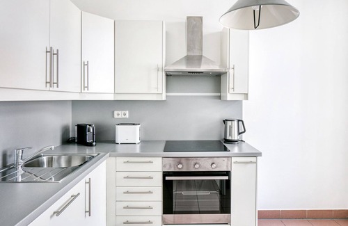 Schottenfeld Apartamento | Luxe Neubau Studio w/ Elevator, near shops, Metro U3, U6, by Blueground