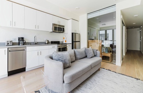 Cathedral Hill Apartamento | Luxe Nob Hill 1BR w/ Pet Area & Rooftop, nr Hospital, by Blueground