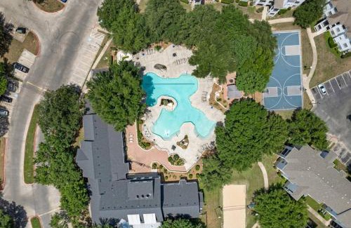 Pleasant Valley Apartamento | Luxe Oasis near downtown, pool, free parking