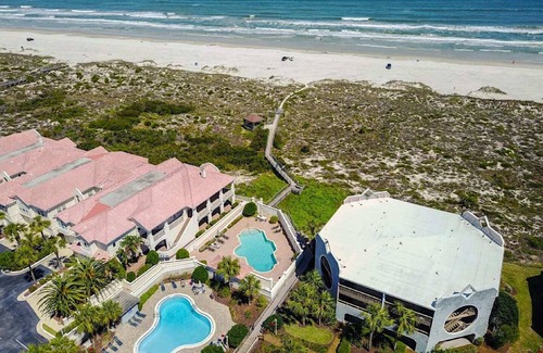 Butler Beach Condominio | Luxe Oceanfront Retreat: St. Aug Hibiscus D202