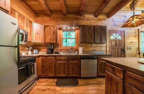 Laurelville Cabina | LUXE ONE | RED WOLF FALLS*HOCKING HILLS*CLOSE TO EVERYTHING-TRAILS,HOT TUB,SAUNA,FIREPLACE,GAME ROOM