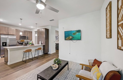 Deerwood Apartamento | Luxe Poolside Condo, King Bed, Near Mayo Clinic, St Johns Town Center & Beaches