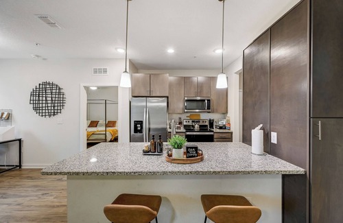 Deerwood Apartamento | Luxe Poolside Condo, King Bed, Near Mayo Clinic, St Johns Town Center & Beaches