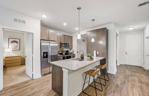 Deerwood Apartamento | Luxe Poolside Condo, King Bed, Near Mayo Clinic, St Johns Town Center & Beaches