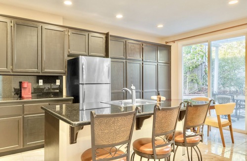 Union City Casa | Luxe Private Getaway Near Coyote Hills Park!