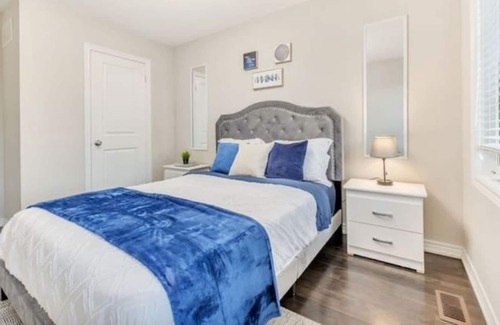 Pickering Casa | Luxe Retreat: Modern Gem 4B/2.5B+Office,5G,Parking